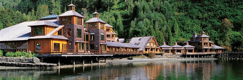 Hotel & Spa Termas de Puyuhuapi am Gewässer in Chile