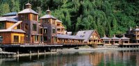Hotel & Spa Termas de Puyuhuapi am Gewässer in Chile