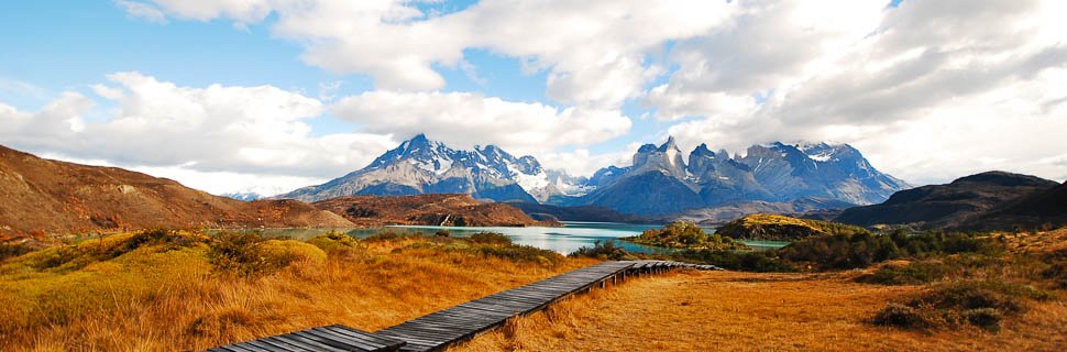 Seelandschaft vor Paine-Massiv in Chile