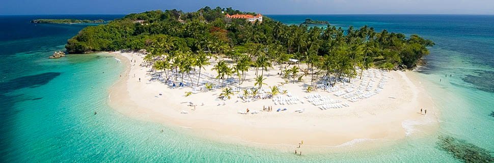 Insel mit Sandstrand und Korallen in der Dominikanischen Republik