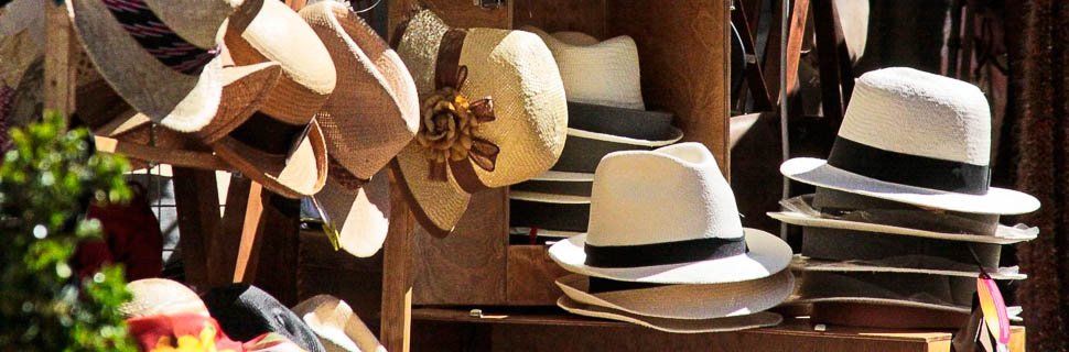 Gestapelte Hüte in Panama