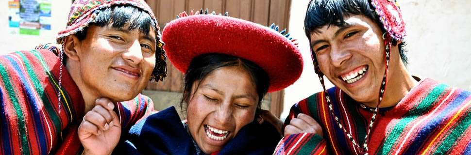 Lachende, bunt gekleidete Einwohner in Peru