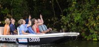 Touristen während einer Bootsfahrt in Costa Rica