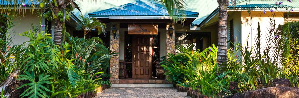 Hidden Valley Inn Resort inmitten der Grünanlage in Belize