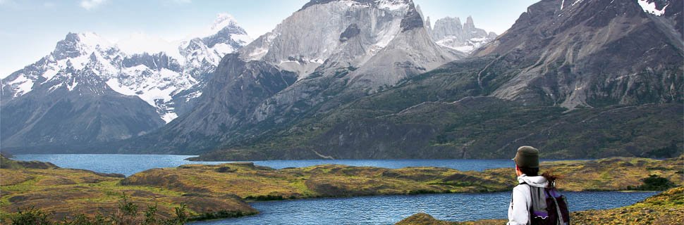 Wanderer mit Blick auf das Paine-Massiv