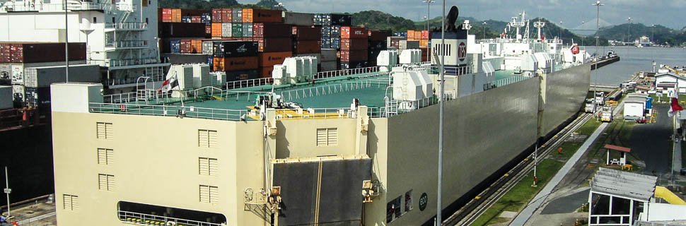 Schiffe auf dem Kanal in Panama