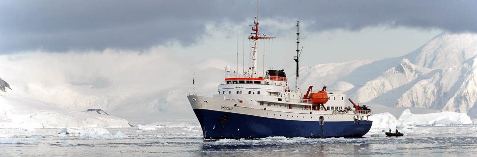 Kreuzfahrtschiff auf dem Meer