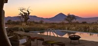 Außenpool des Hotel Tierra Atacama im Sonnenuntergang in Chile