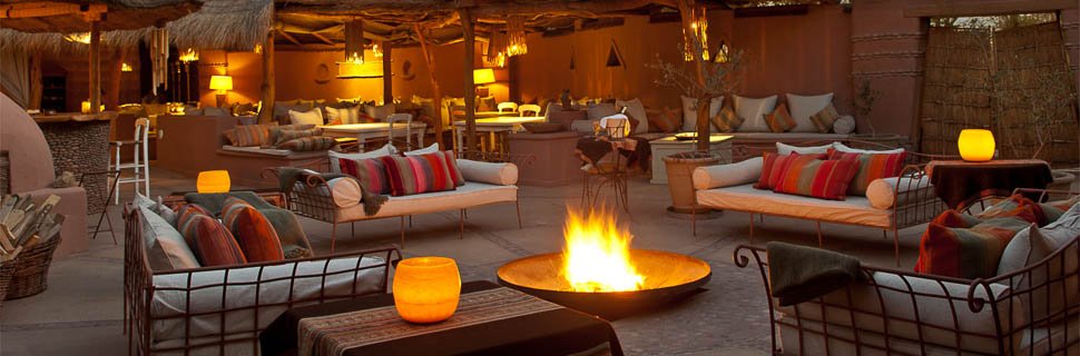 Außenbereich mit Lagerfeuer des Hotels Awasi Atacama in Chile