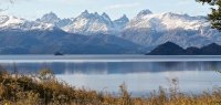 Blick über eine Wiese auf einen chilenischen See